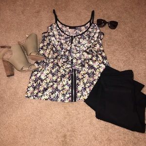 🌺 2/$15 Ruffle floral blouse